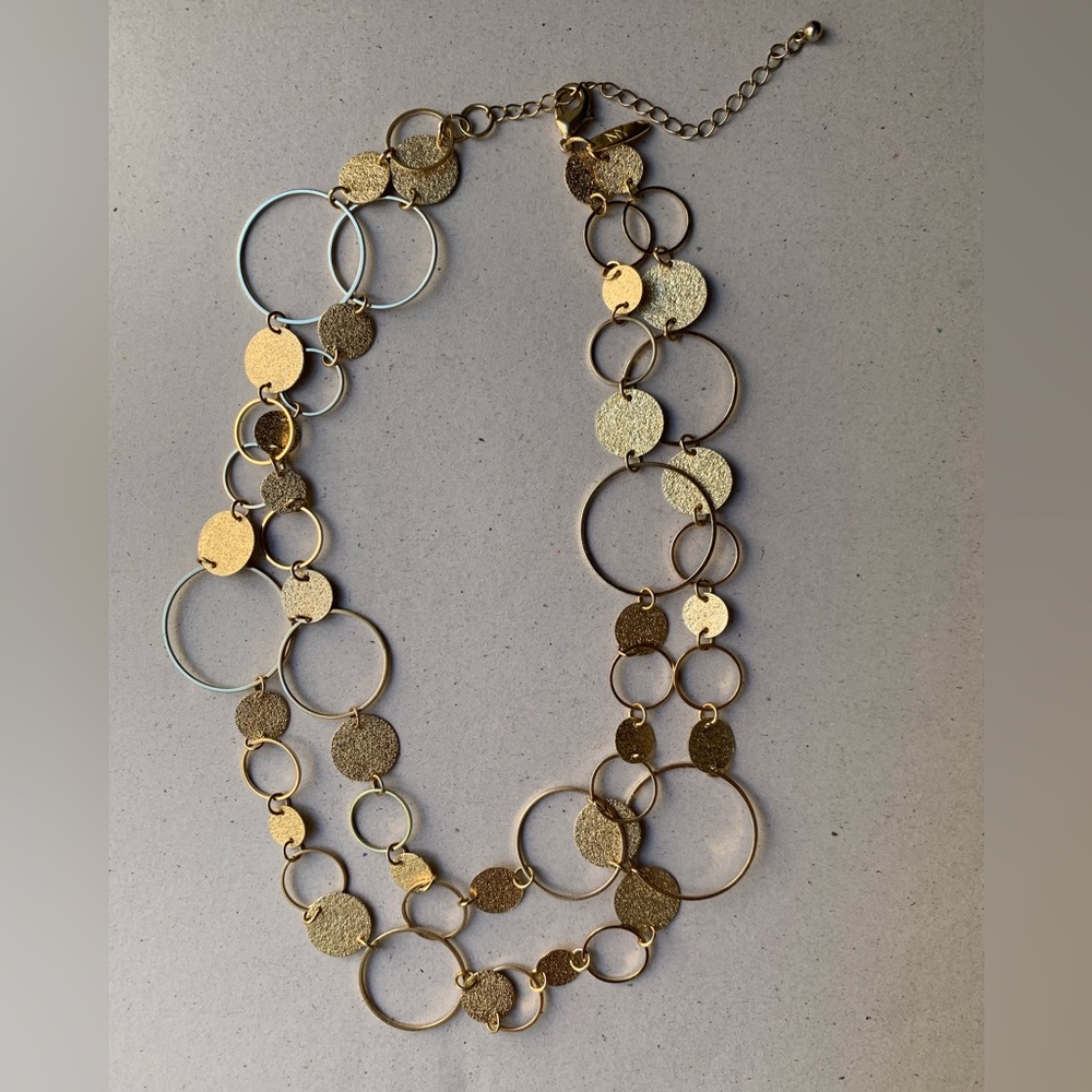 Two layered circle pattern necklace